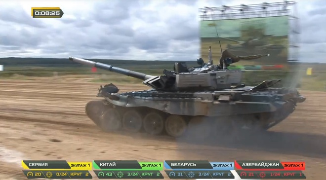 Tank Biathlon 2020: Xe tăng Trung Quốc bị hỏng, đứng yên giữa đường đua, chỉ huy rất lo lắng - Tụt lại phía sau rồi - Ảnh 2.