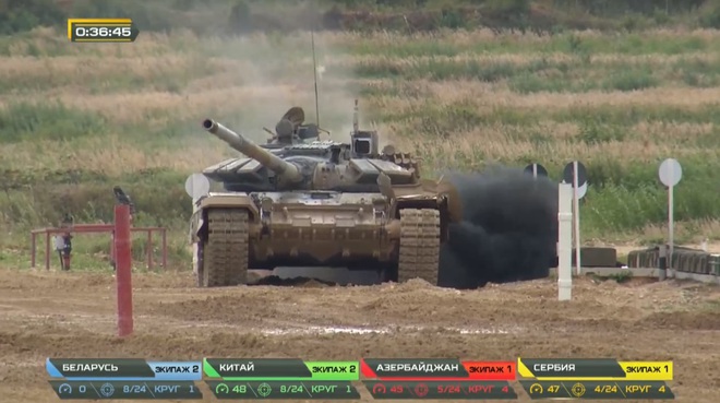 Tank Biathlon 2020: Xe tăng Trung Quốc bị hỏng, đứng yên giữa đường đua, chỉ huy rất lo lắng - Tụt lại phía sau rồi - Ảnh 1.