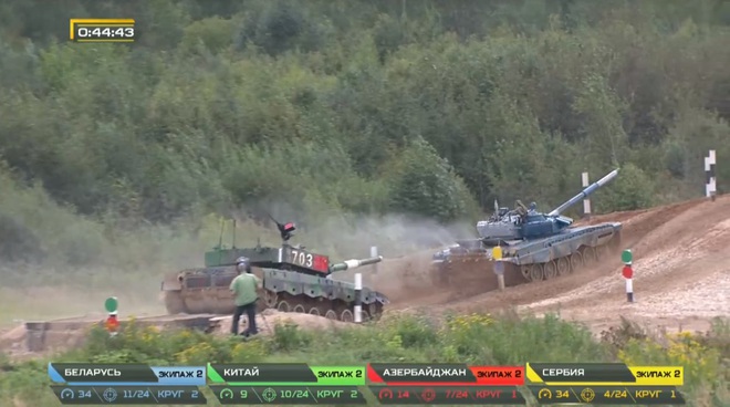Tank Biathlon 2020: Xe tăng Trung Quốc bị hỏng, đứng yên giữa đường đua, chỉ huy rất lo lắng - Tụt lại phía sau rồi - Ảnh 1.