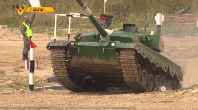 Tank Biathlon 2020: Xe tăng Trung Quốc bị hỏng, đứng yên giữa đường đua, chỉ huy rất lo lắng - Tụt lại phía sau rồi - Ảnh 3.