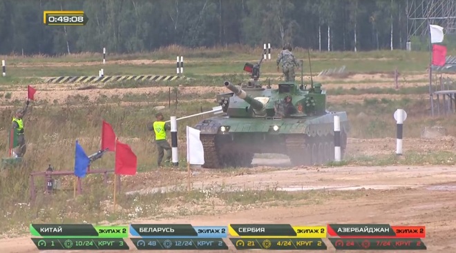 Tank Biathlon 2020: Xe tăng Trung Quốc bị hỏng, đứng yên giữa đường đua, chỉ huy rất lo lắng - Tụt lại phía sau rồi - Ảnh 2.