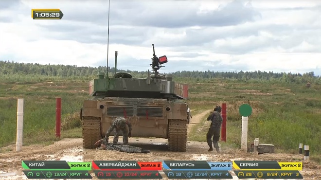 Tank Biathlon 2020: Xe tăng Trung Quốc bị hỏng, đứng yên giữa đường đua, chỉ huy rất lo lắng - Tụt lại phía sau rồi - Ảnh 1.