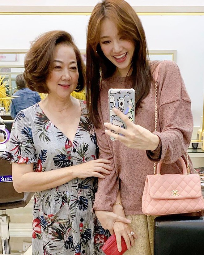 Mối quan hệ của Hari Won và mẹ Trấn Thành sau 4 năm làm dâu - Ảnh 2. Mối quan hệ của Hari Won và mẹ Trấn Thành sau 4 năm làm dâu - Ảnh 2.