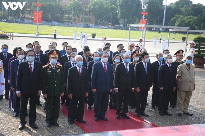 Lãnh đạo Đảng, Nhà nước vào Lăng viếng Chủ tịch Hồ Chí Minh - Ảnh 1.