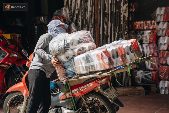 Khẩu trang y tế, kính chắn giọt bắn xuất hiện nhiều ở thủ phủ vàng mã trong tháng cô hồn - Ảnh 15.