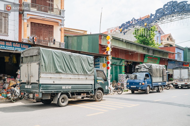 Khẩu trang y tế, kính chắn giọt bắn xuất hiện nhiều ở thủ phủ vàng mã trong tháng cô hồn - Ảnh 11.