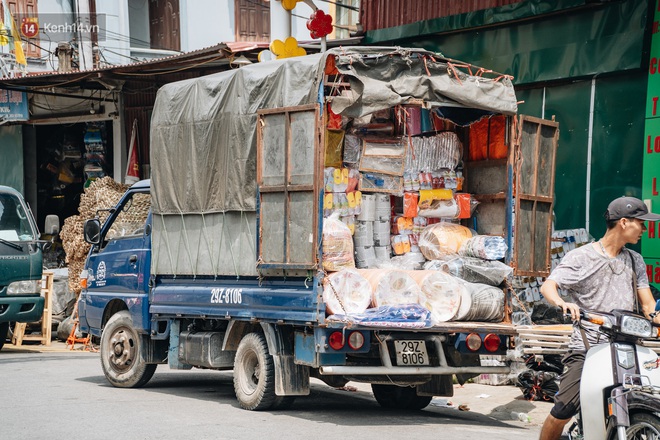 Khẩu trang y tế, kính chắn giọt bắn xuất hiện nhiều ở thủ phủ vàng mã trong tháng cô hồn - Ảnh 12.