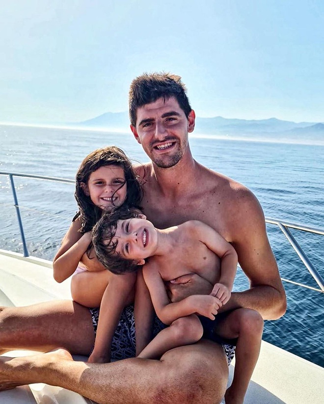 Trong lúc Messi bù đầu với kế hoạch đào tẩu, Ronaldo thảnh thơi đi chơi biển cùng gia đình - Ảnh 11.