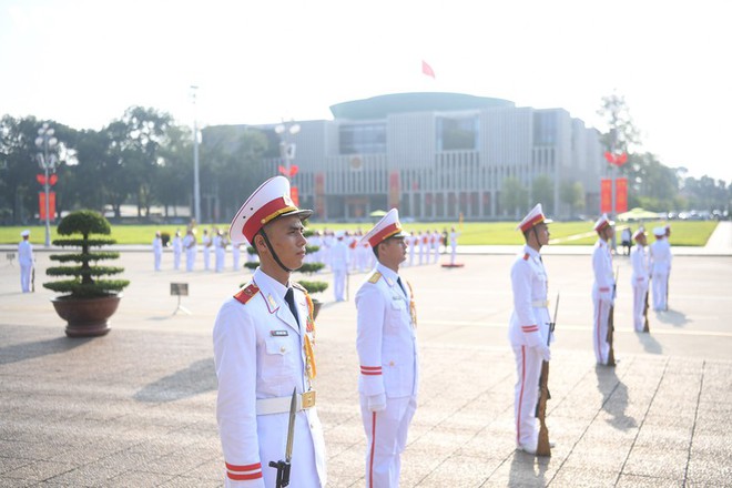 Lãnh đạo Đảng, Nhà nước vào Lăng viếng Chủ tịch Hồ Chí Minh - Ảnh 5.