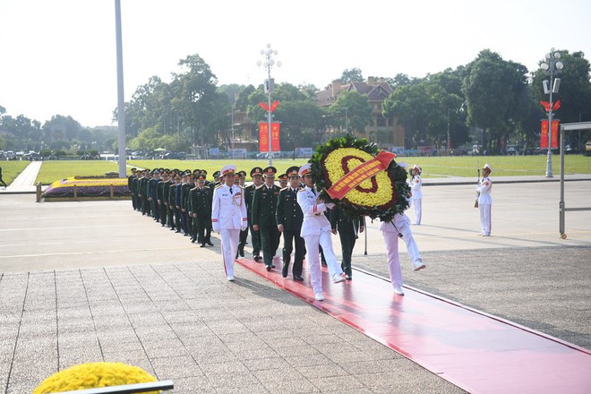 Lãnh đạo Đảng, Nhà nước vào Lăng viếng Chủ tịch Hồ Chí Minh - Ảnh 6.