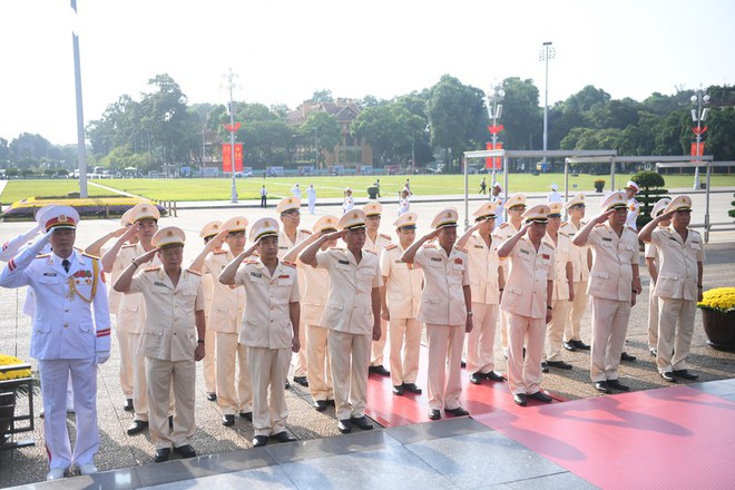 Lãnh đạo Đảng, Nhà nước vào Lăng viếng Chủ tịch Hồ Chí Minh - Ảnh 9.