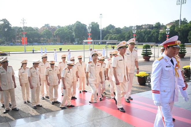 Lãnh đạo Đảng, Nhà nước vào Lăng viếng Chủ tịch Hồ Chí Minh - Ảnh 10.