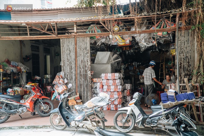 Khẩu trang y tế, kính chắn giọt bắn xuất hiện nhiều ở thủ phủ vàng mã trong tháng cô hồn - Ảnh 10.