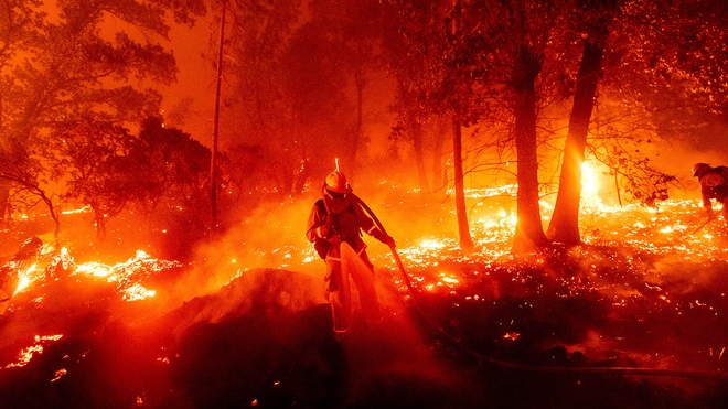 Cận cảnh sức nóng kỷ lục từ đám cháy rừng khốc liệt ở California - Ảnh 1.