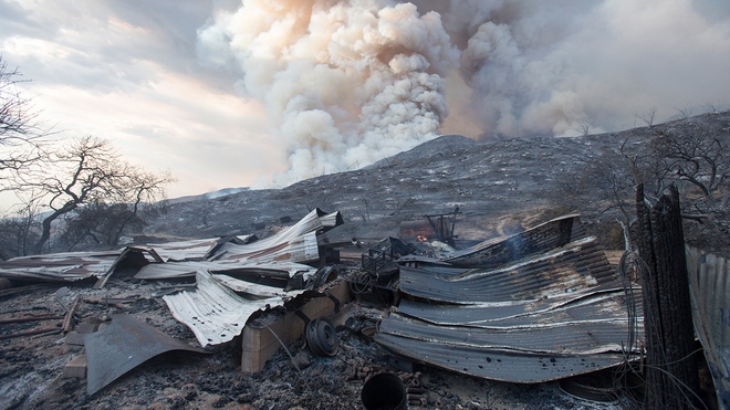 Cận cảnh sức nóng kỷ lục từ đám cháy rừng khốc liệt ở California - Ảnh 11.