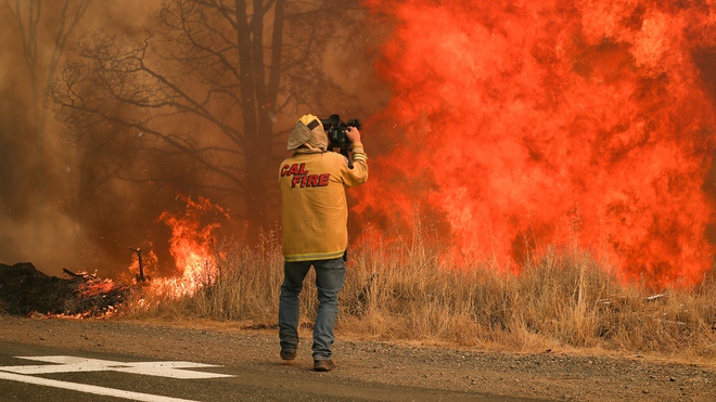 Cận cảnh sức nóng kỷ lục từ đám cháy rừng khốc liệt ở California - Ảnh 4.