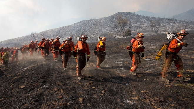 Cận cảnh sức nóng kỷ lục từ đám cháy rừng khốc liệt ở California - Ảnh 5.
