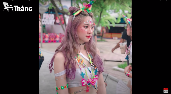 Hot girl triệu view trong MV Trung Ruồi: Các bạn trong lớp ghét tôi, cả trường tẩy chay tôi - Ảnh 3. Hot girl triệu view trong MV Trung Ruồi: Các bạn trong lớp ghét tôi, cả trường tẩy chay tôi - Ảnh 3.