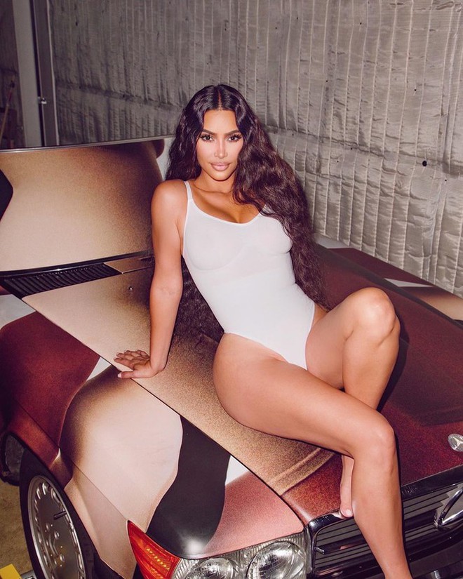 Kim Kardashian thả dáng bốc lửa trên biển Malibu - Ảnh 11.