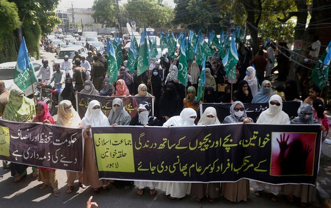 Pakistan ngùn ngụt lửa giận vì phụ nữ bị cưỡng hiếp trước mặt con - Ảnh 2.