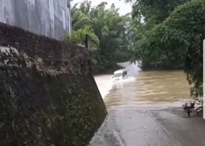 Liều lĩnh vượt ngầm tràn khi có lũ, xe khách bị cuốn trôi ở Cao Bằng - Ảnh 1.