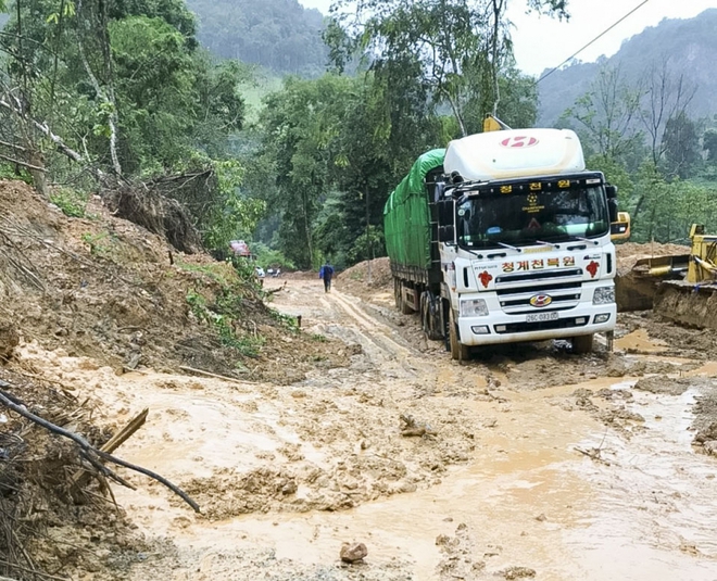 Mưa lớn gây sạt lở ách tắc đường lên cửa khẩu Quốc tế Tây Trang - Ảnh 1.