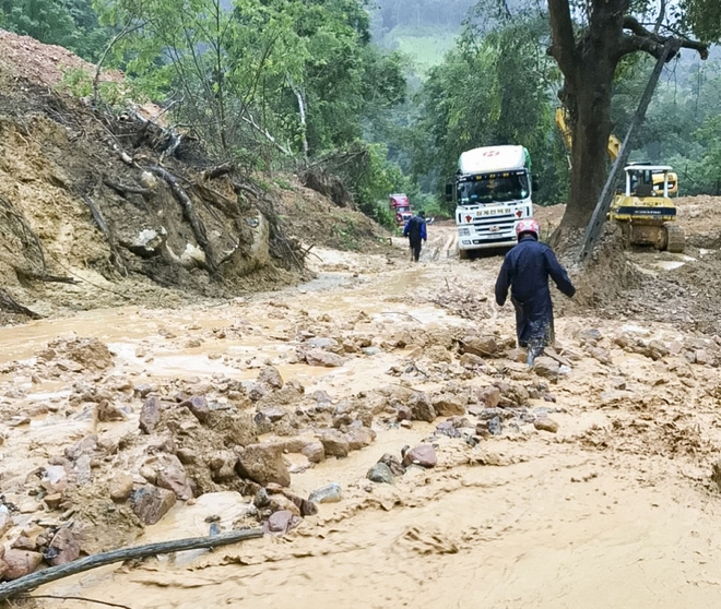 Mưa lớn gây sạt lở ách tắc đường lên cửa khẩu Quốc tế Tây Trang - Ảnh 2.