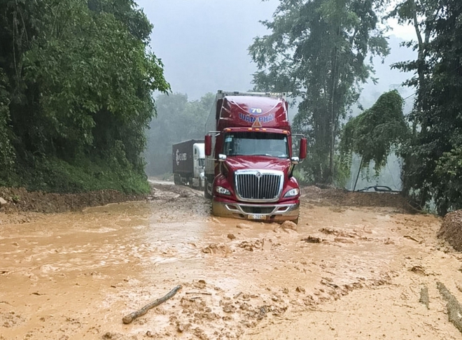Mưa lớn gây sạt lở ách tắc đường lên cửa khẩu Quốc tế Tây Trang - Ảnh 3.