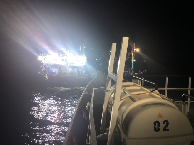 Cứu nạn khẩn cấp tàu cá cùng 18 thuyền viên gặp nạn trên biển Nghệ An - Ảnh 1.