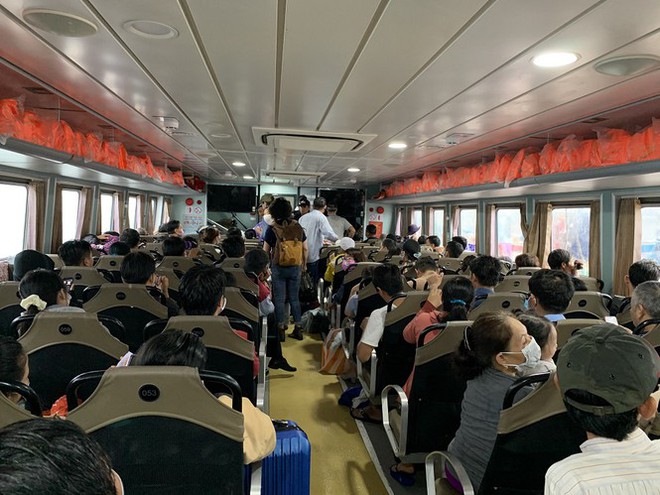 Hàng trăm du khách vội vã rời đảo Lý Sơn để tránh bão số 5 - Ảnh 2.