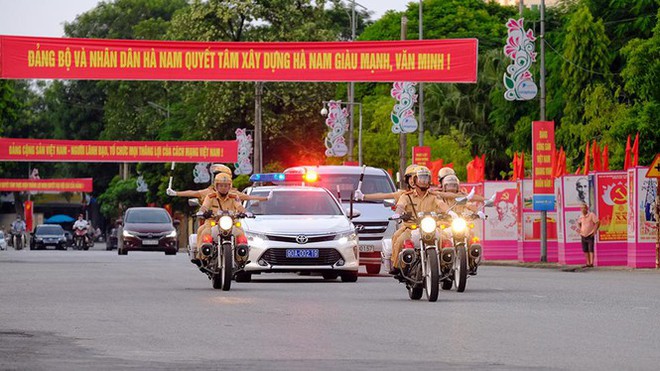Vẻ đẹp của bóng hồng cảnh sát giao thông Hà Nam - Ảnh 1.