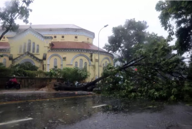 Bão số 5: Gió bão mạnh quật ngã hàng loạt người đi xe máy ở TP Huế - Ảnh 4. Bão số 5: Gió bão mạnh quật ngã hàng loạt người đi xe máy ở TP Huế - Ảnh 4.