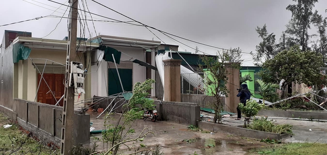 Sau bão, nhiều hộ dân vẫn bị cô lập trong biển nước, cột viễn thông cao cả trăm mét bị xô đổ - Ảnh 16. Sau bão, nhiều hộ dân vẫn bị cô lập trong biển nước, cột viễn thông cao cả trăm mét bị xô đổ - Ảnh 16.
