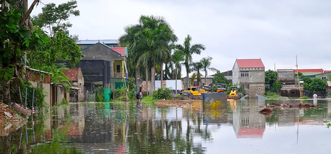 Sau bão, nhiều hộ dân vẫn bị cô lập trong biển nước, cột viễn thông cao cả trăm mét bị xô đổ - Ảnh 12. Sau bão, nhiều hộ dân vẫn bị cô lập trong biển nước, cột viễn thông cao cả trăm mét bị xô đổ - Ảnh 12.