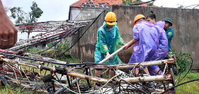 Sau bão, nhiều hộ dân vẫn bị cô lập trong biển nước, cột viễn thông cao cả trăm mét bị xô đổ - Ảnh 18. Sau bão, nhiều hộ dân vẫn bị cô lập trong biển nước, cột viễn thông cao cả trăm mét bị xô đổ - Ảnh 18.
