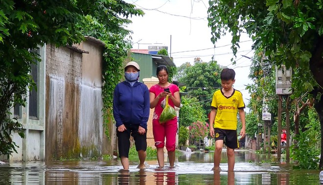 Sau bão, nhiều hộ dân vẫn bị cô lập trong biển nước, cột viễn thông cao cả trăm mét bị xô đổ - Ảnh 15. Sau bão, nhiều hộ dân vẫn bị cô lập trong biển nước, cột viễn thông cao cả trăm mét bị xô đổ - Ảnh 15.