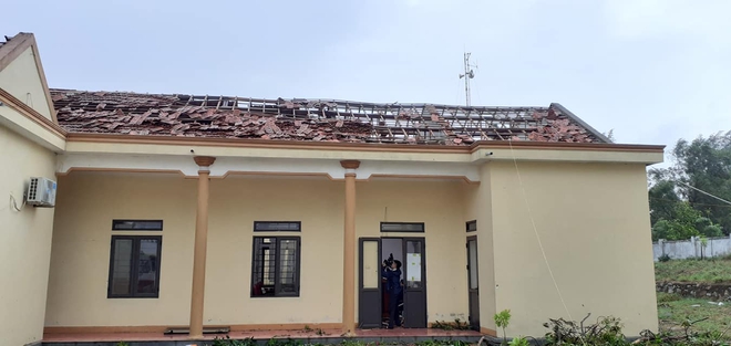 Sau bão, nhiều hộ dân vẫn bị cô lập trong biển nước, cột viễn thông cao cả trăm mét bị xô đổ - Ảnh 17. Sau bão, nhiều hộ dân vẫn bị cô lập trong biển nước, cột viễn thông cao cả trăm mét bị xô đổ - Ảnh 17.