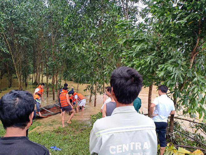 Đẩy xe máy qua tràn ngập nước, 2 thanh niên bị nước cuốn cả người và xe - Ảnh 1. Đẩy xe máy qua tràn ngập nước, 2 thanh niên bị nước cuốn cả người và xe - Ảnh 1.