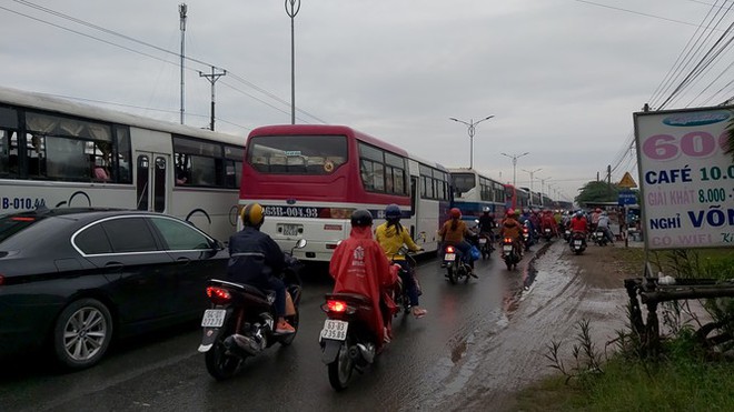 Quốc lộ 1 tắc gần 2km sau vụ tai nạn chết người - Ảnh 2.