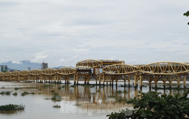Độc đáo hình ảnh cây cầu ở Đà Nẵng biến hình cho thuyền lưu thông - Ảnh 4.