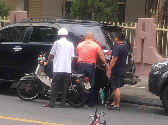 Cụ già nặng nhọc dắt bộ chiếc xe dọc đường và câu hỏi xua tan phiền muộn từ 2 người đàn ông xa lạ - Ảnh 2. Cụ già nặng nhọc dắt bộ chiếc xe dọc đường và câu hỏi xua tan phiền muộn từ 2 người đàn ông xa lạ - Ảnh 2.