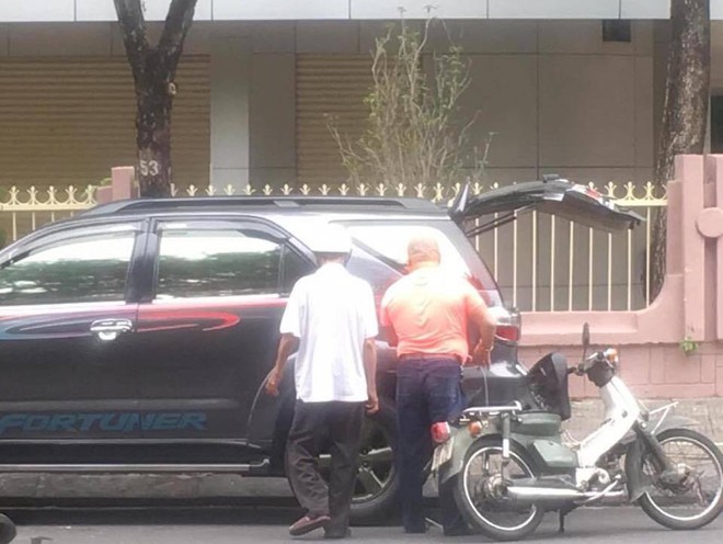 Cụ già nặng nhọc dắt bộ chiếc xe dọc đường và câu hỏi xua tan phiền muộn từ 2 người đàn ông xa lạ - Ảnh 3. Cụ già nặng nhọc dắt bộ chiếc xe dọc đường và câu hỏi xua tan phiền muộn từ 2 người đàn ông xa lạ - Ảnh 3.