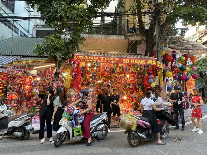 Xem nhiều mua ít, tiểu thương phố Hàng Mã thu phí chụp ảnh để bù lỗ - Ảnh 8.