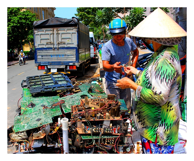 Chuyện đời kỳ lạ của cụ bà U80, 20 năm mưu sinh bằng nghề “độc” giữa Sài thành - Ảnh 1.