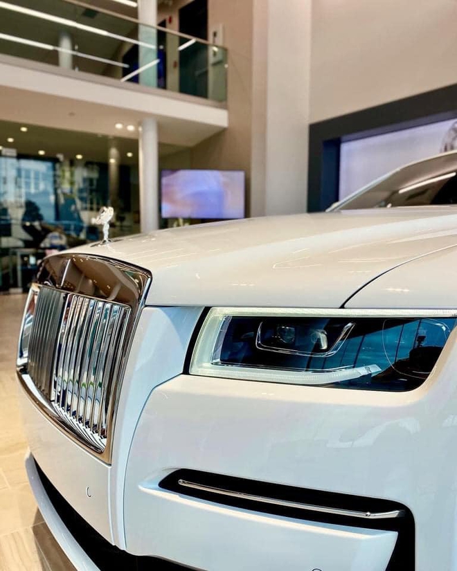 Đại lý tư nhân rục rịch nhận đặt cọc Rolls-Royce Ghost 2021: Siêu phẩm xe siêu sang chuẩn bị về Việt Nam - Ảnh 2.