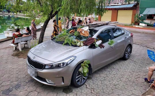 Đỗ ô tô ngoài đường, lúc quay trở lại tài xế tái mặt vì những vật thể lạ bị quăng khắp xe - Ảnh 1. Đỗ ô tô ngoài đường, lúc quay trở lại tài xế tái mặt vì những vật thể lạ bị quăng khắp xe - Ảnh 1.