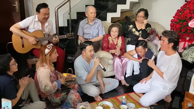 Mẹ Hoài Linh bật khóc trước hành động của Đàm Vĩnh Hưng - Ảnh 5. Mẹ Hoài Linh bật khóc trước hành động của Đàm Vĩnh Hưng - Ảnh 5.