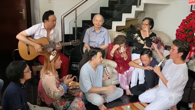 Mẹ Hoài Linh bật khóc trước hành động của Đàm Vĩnh Hưng - Ảnh 4. Mẹ Hoài Linh bật khóc trước hành động của Đàm Vĩnh Hưng - Ảnh 4.