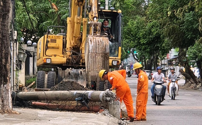 Hơn 400 cột điện gãy đổ trong bão số 5: Có bình thường?