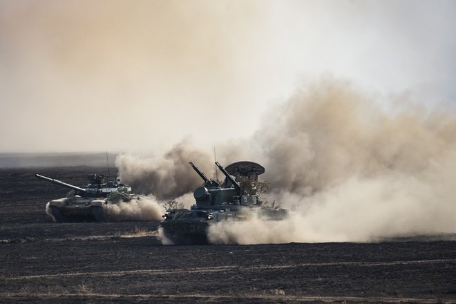 Dàn tăng T-90 huyền thoại tung hỏa lực hủy diệt mục tiêu - Ảnh 1.